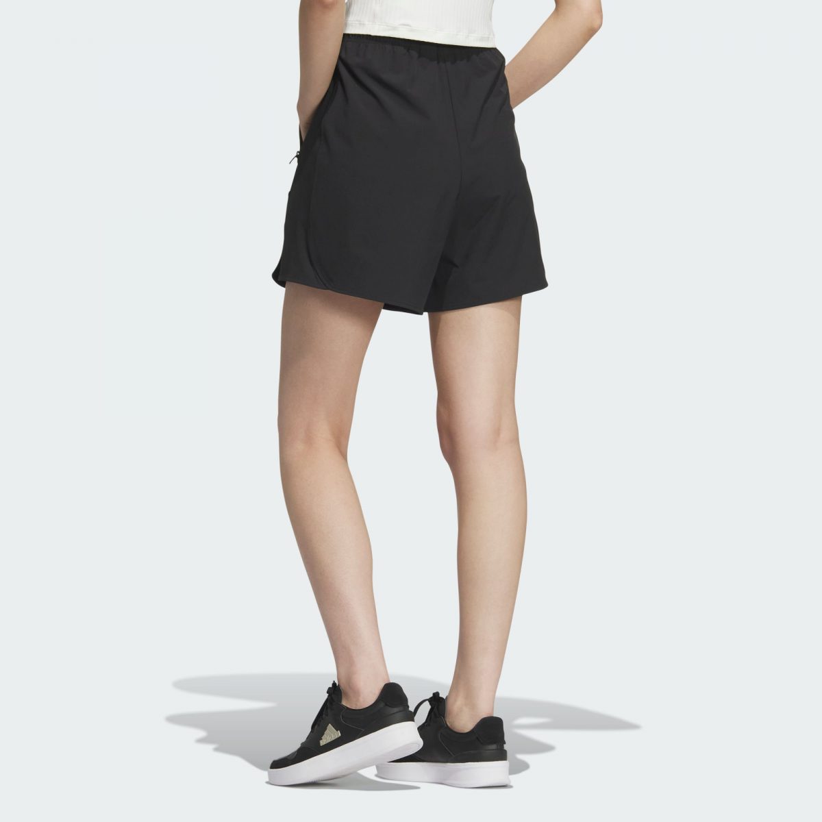 Женские шорты adidas MODERN TECH WOVEN SHORTS фотография
