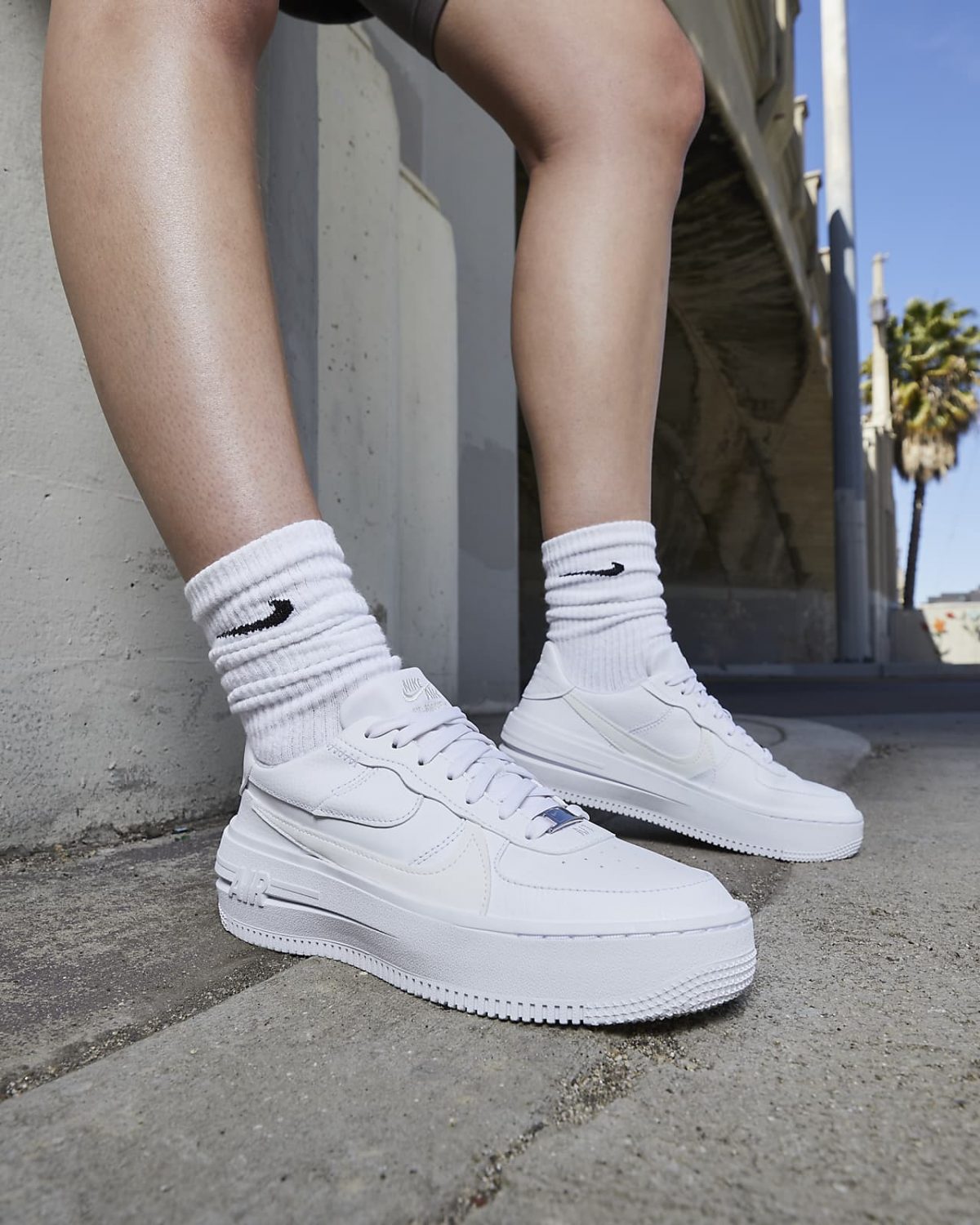 Женские кроссовки Nike AF1 PLT.AF.ORM белые фотография