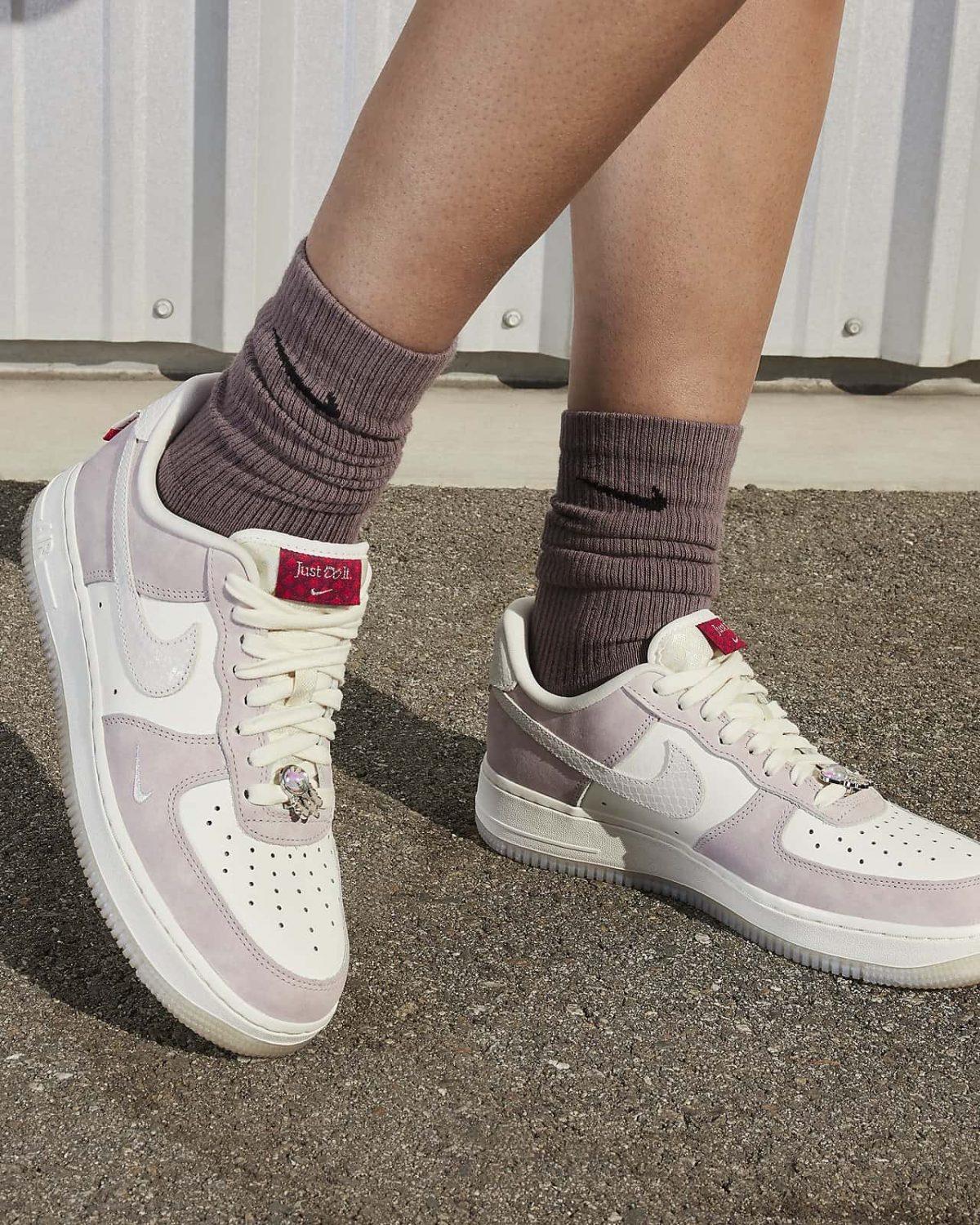 Женские кроссовки Nike Air Force 1 ’07 LX серые фотография