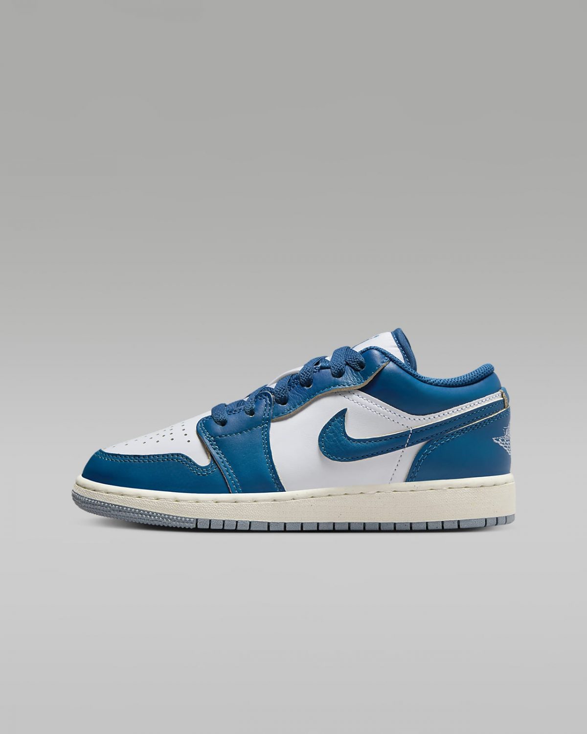 Детские кроссовки nike Air Jordan 1 Low SE (GS) белые фото