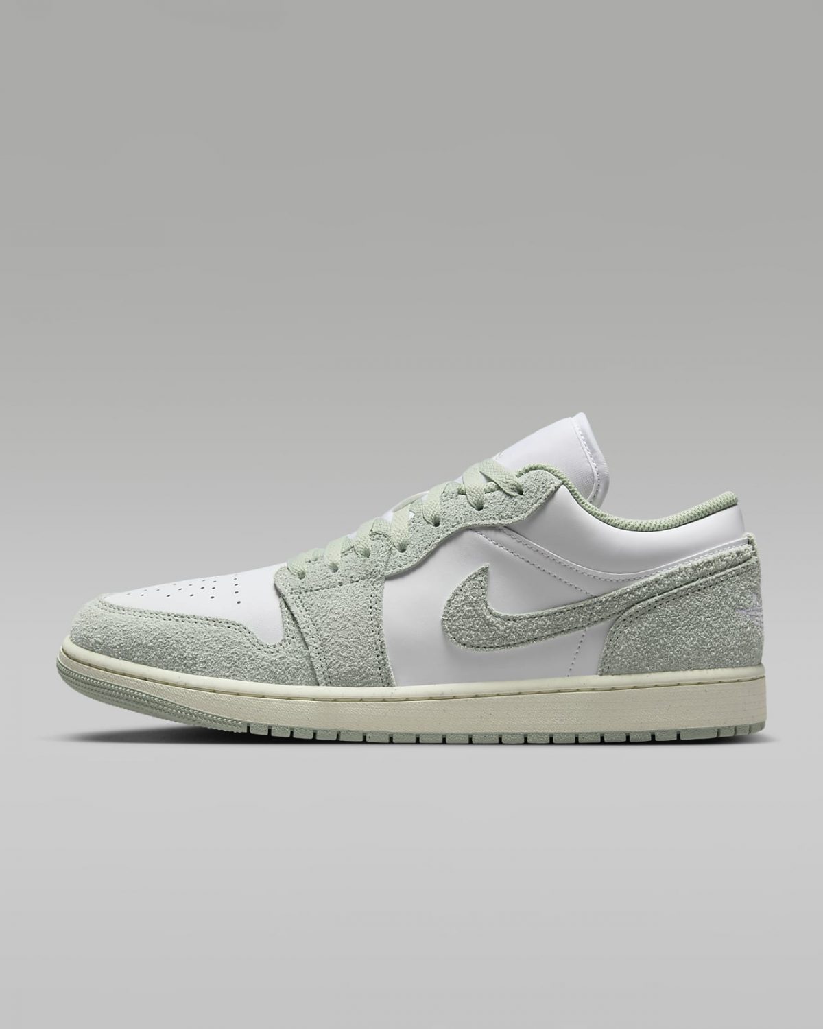 Мужские кроссовки nike Air Jordan 1 Low SE белые фото