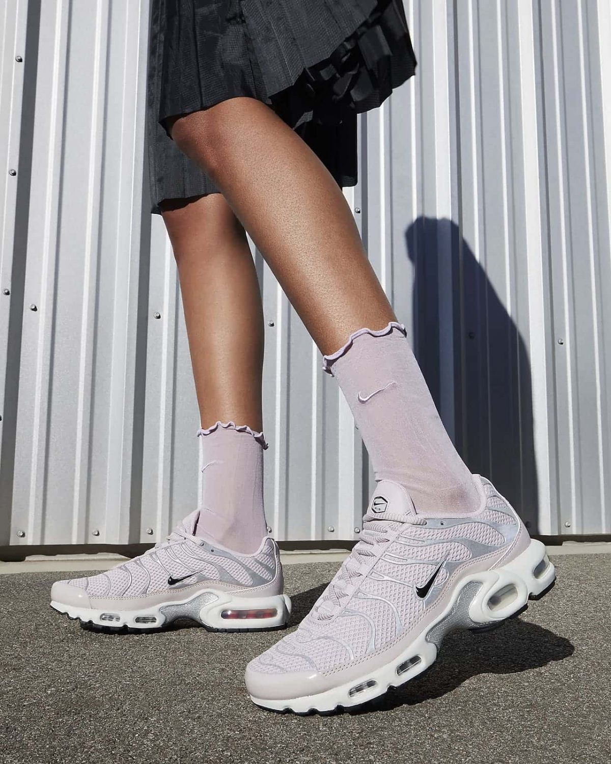 Женские кроссовки Nike Air Max Plus серые фотография