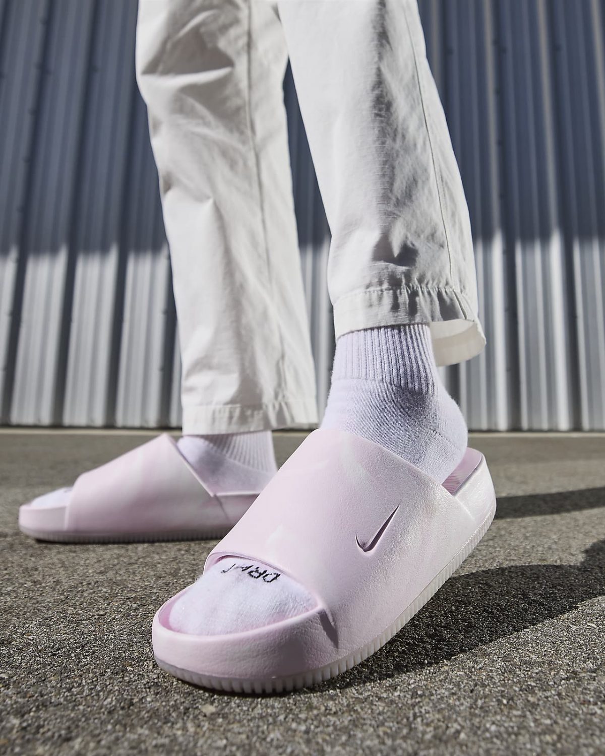 Женские сланцы Nike Calm Slide SE розовые фотография