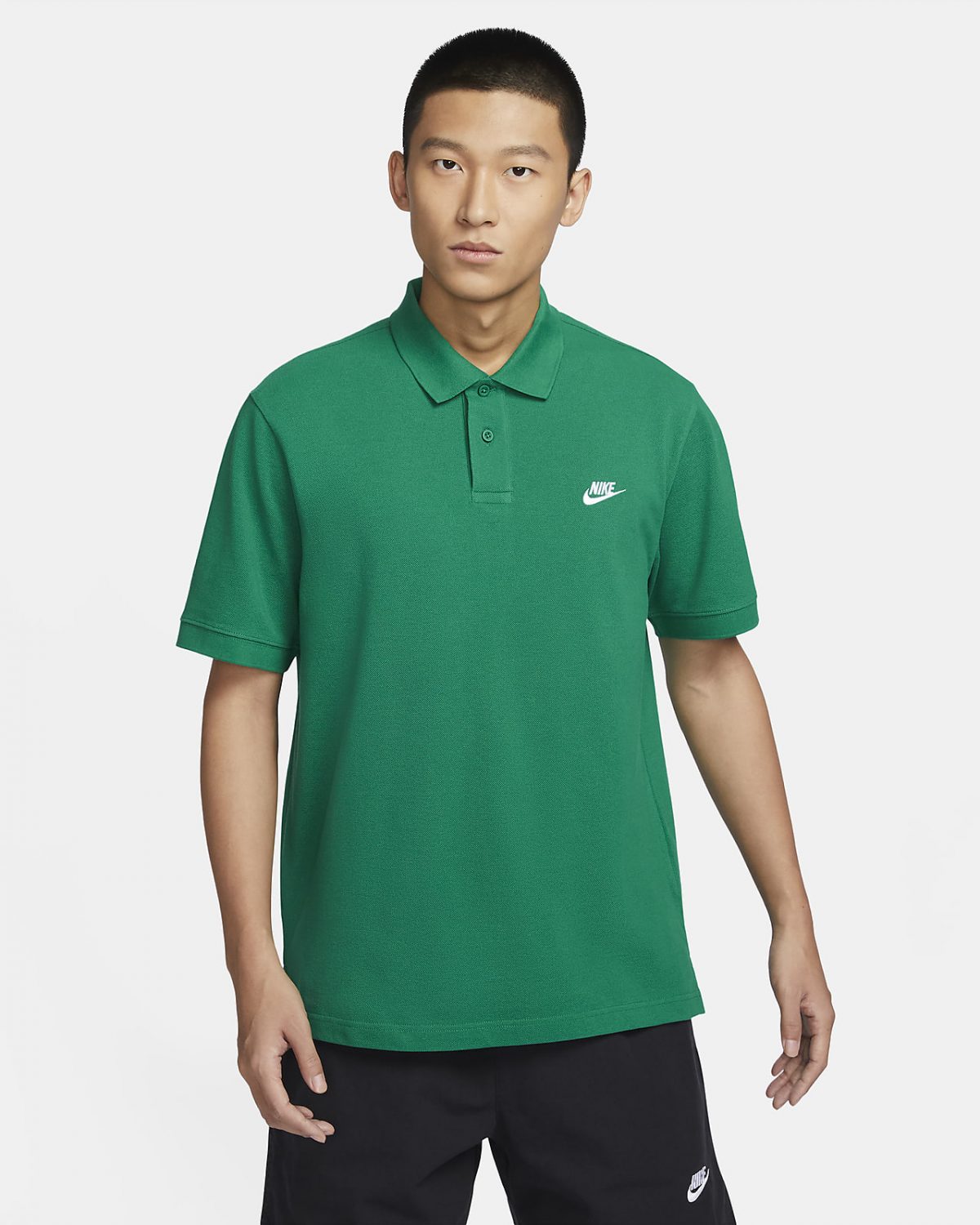 Мужская футболка Nike Club зеленая фото