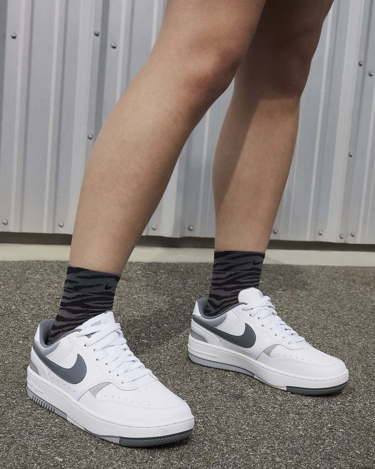 Женские кроссовки Nike Gamma Force белые фотография