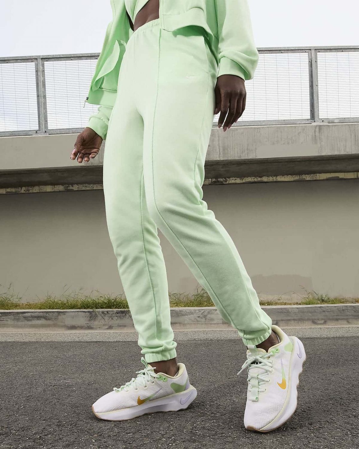 Женские кроссовки Nike Motiva белые фотография