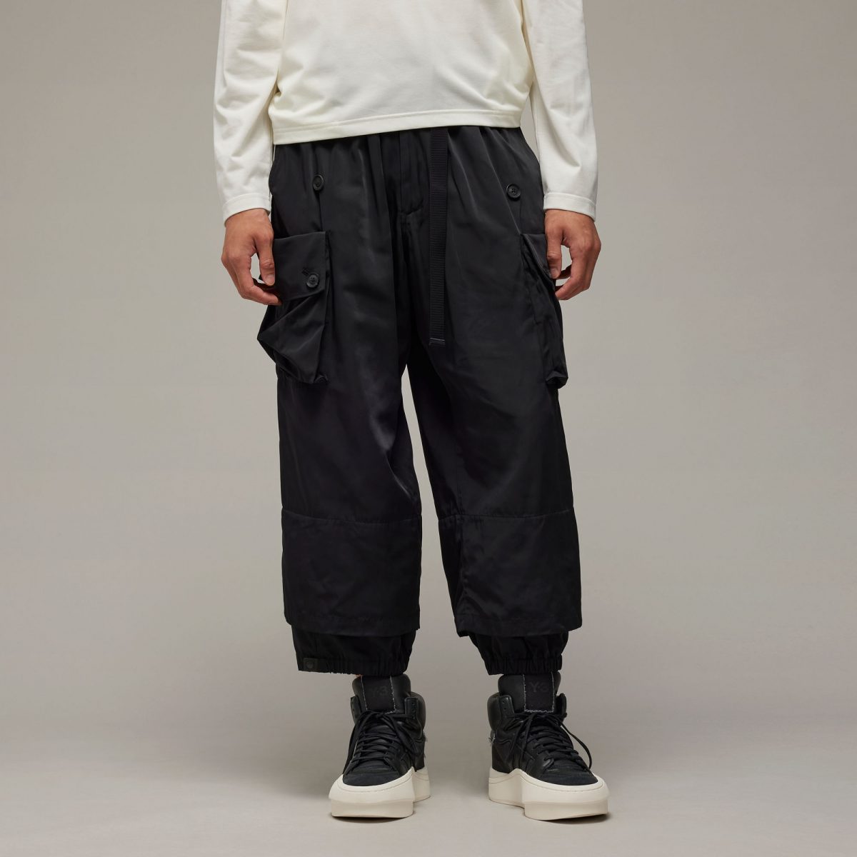 Мужские брюки adidas NYLON TWILL CUFFED PANTS фото