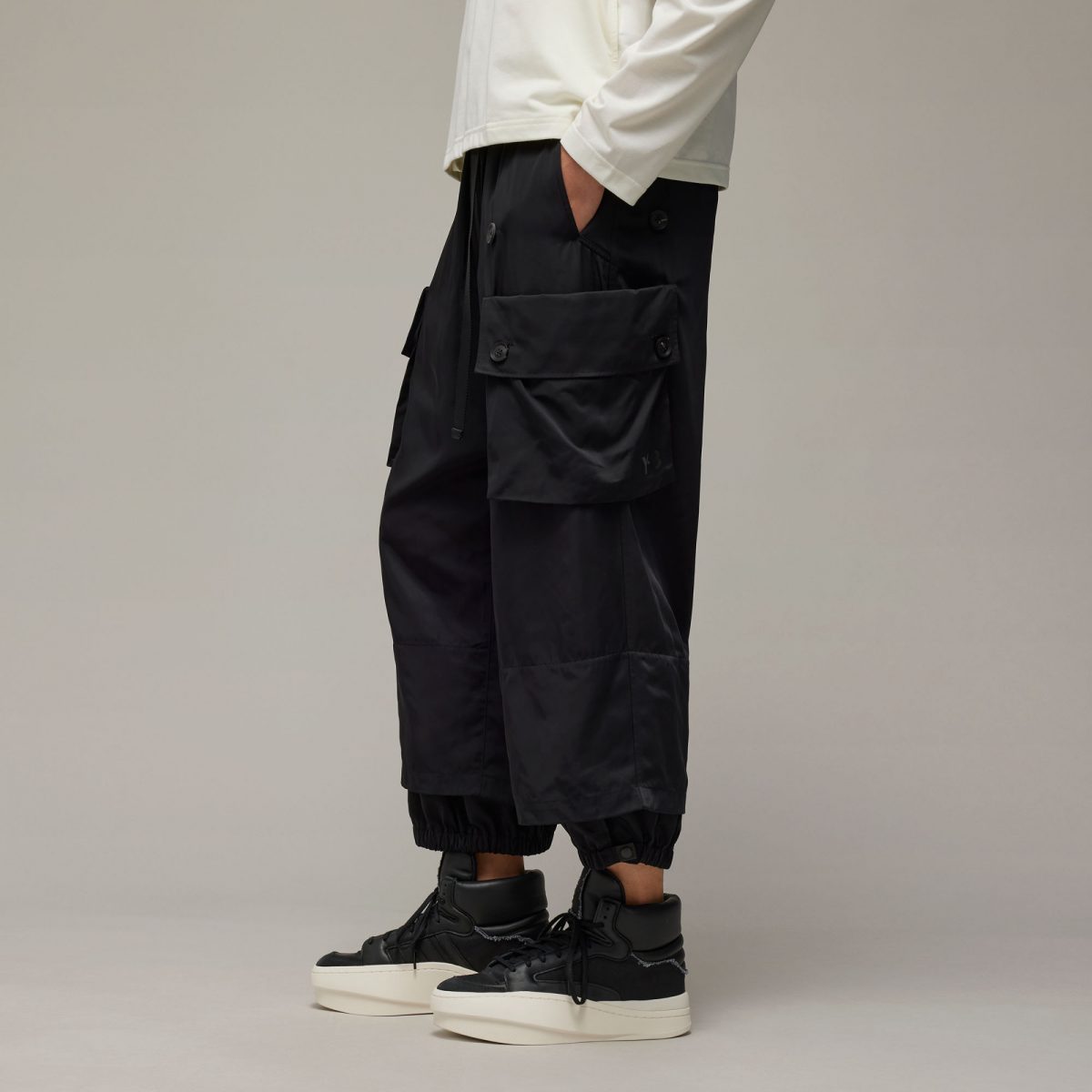 Мужские брюки adidas NYLON TWILL CUFFED PANTS фотография