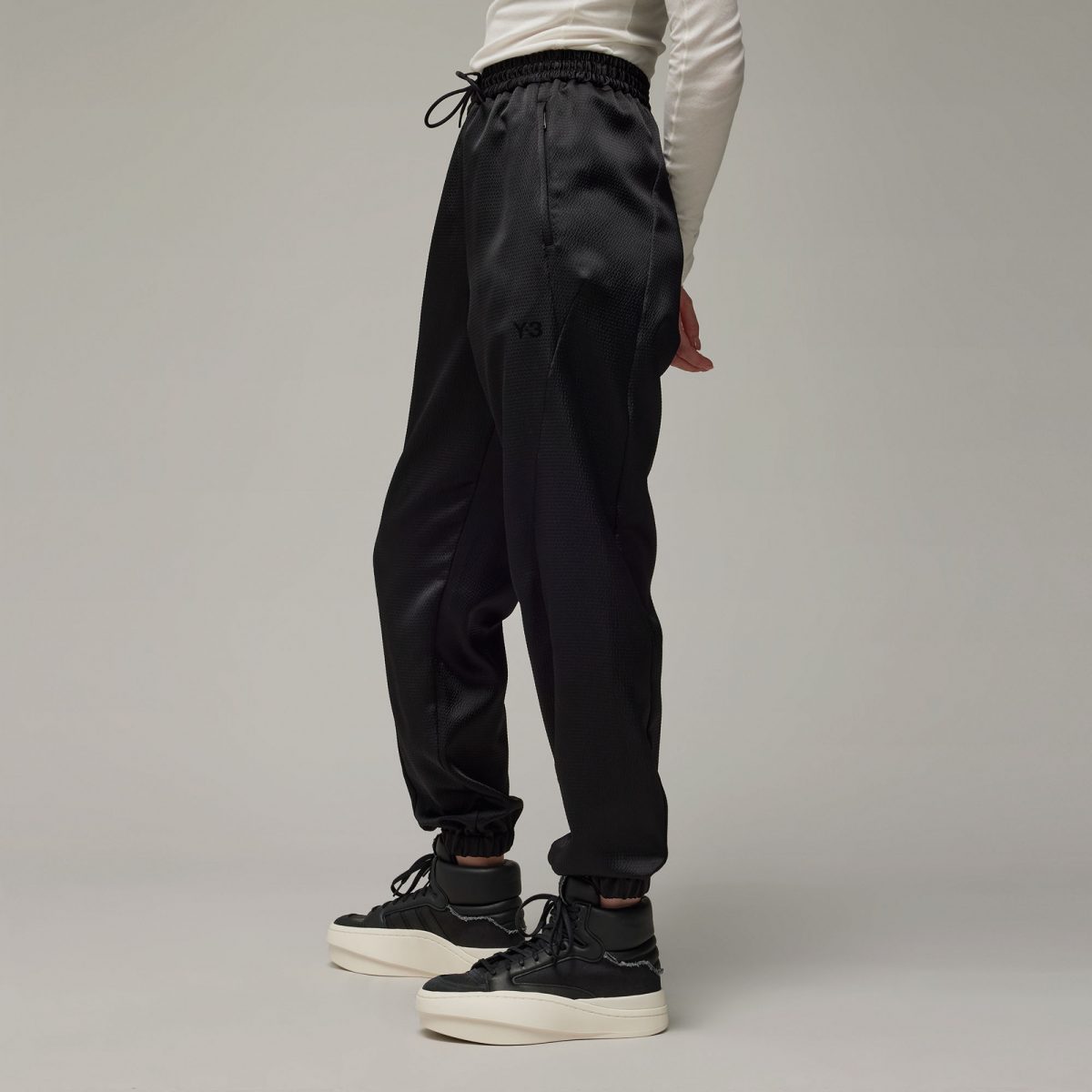 Женские брюки adidas CUFFED TECH SEERSUCKER PANTS фотография