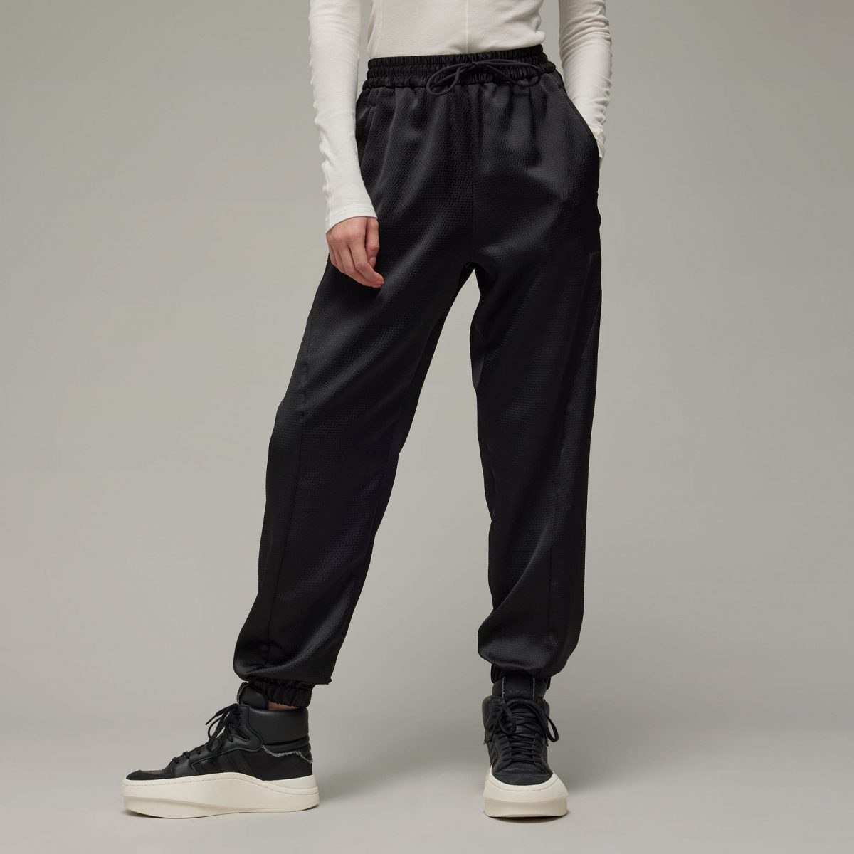 Женские брюки adidas CUFFED TECH SEERSUCKER PANTS фото