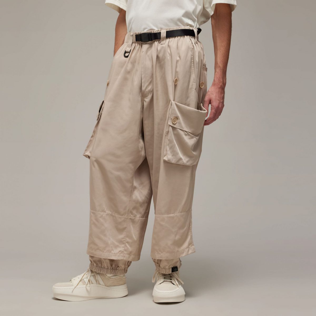 Мужские брюки adidas NYLON TWILL CUFFED PANTS фото