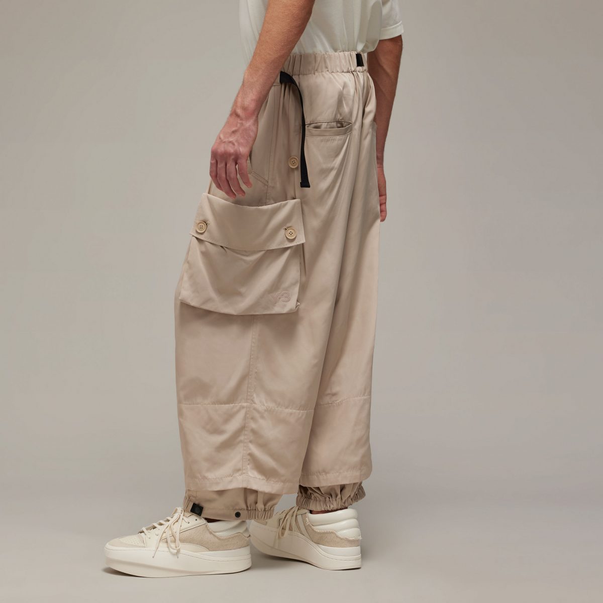 Мужские брюки adidas NYLON TWILL CUFFED PANTS фотография