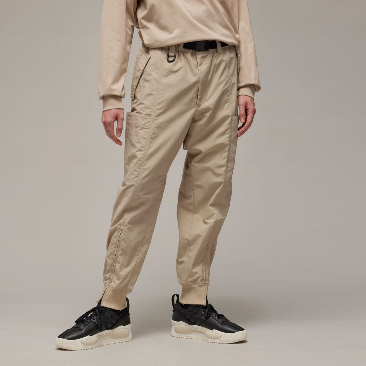 Мужские брюки adidas CRINKLE NYLON CUFFED PANTS IV8024 фото