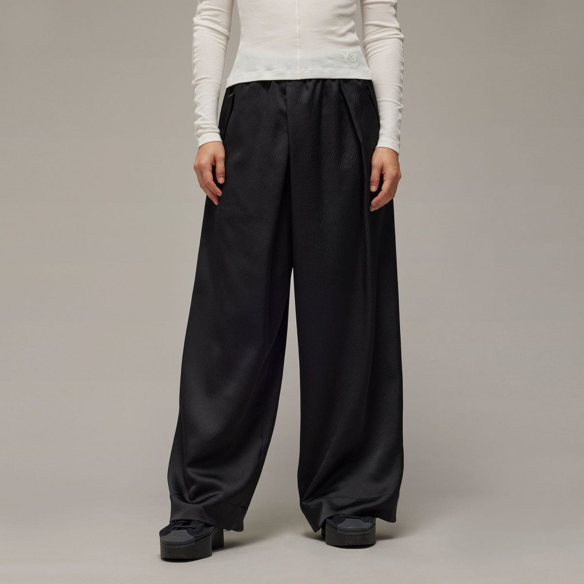 Женские брюки adidas WIDE LEG TECH SEERSUCKER PANTS фото