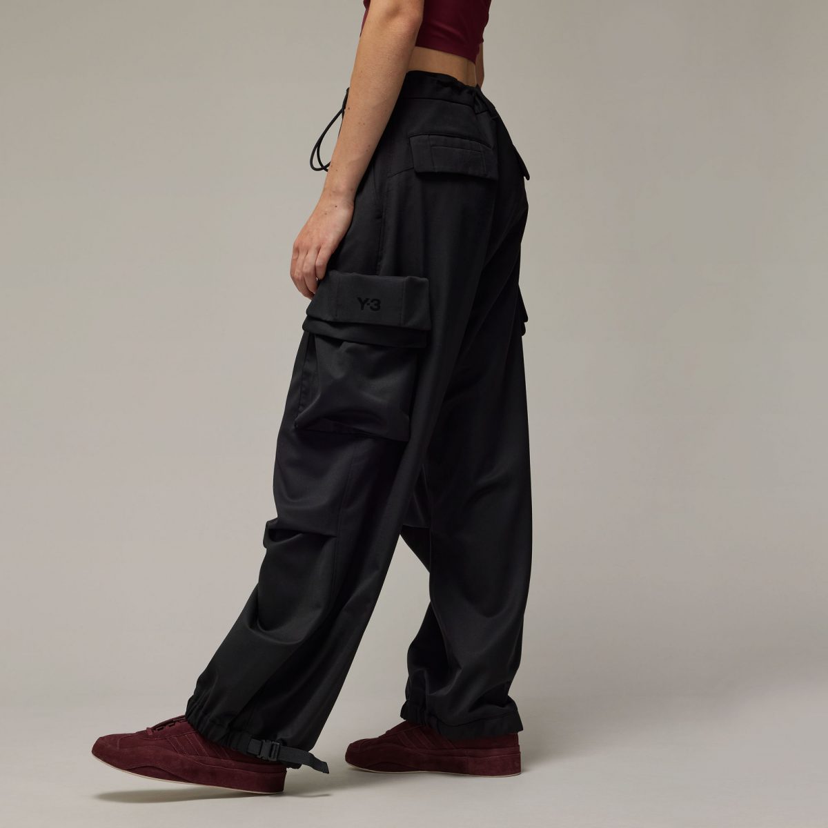 Женские брюки adidas REFINED WOVEN CARGO PANTS фотография