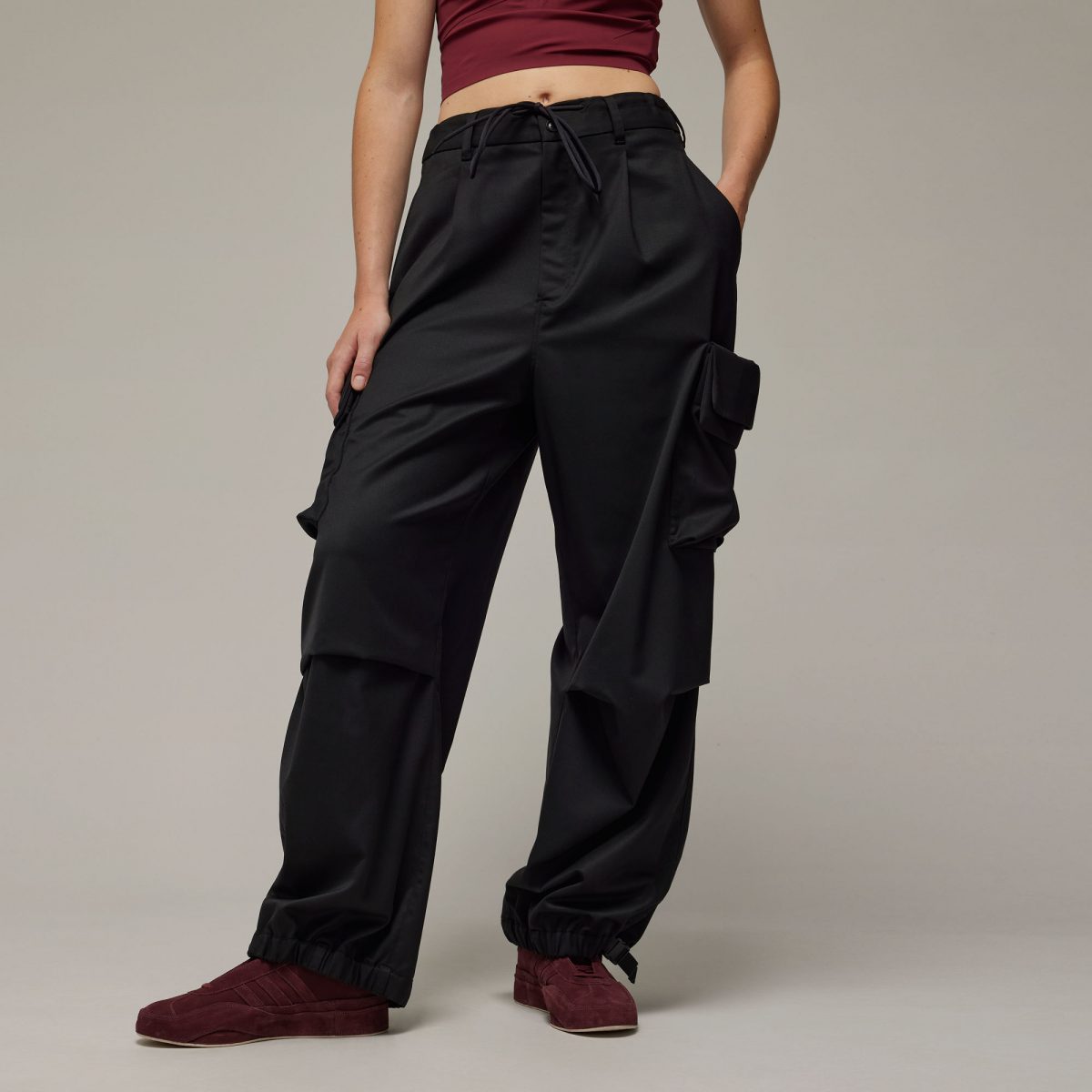 Женские брюки adidas REFINED WOVEN CARGO PANTS фото