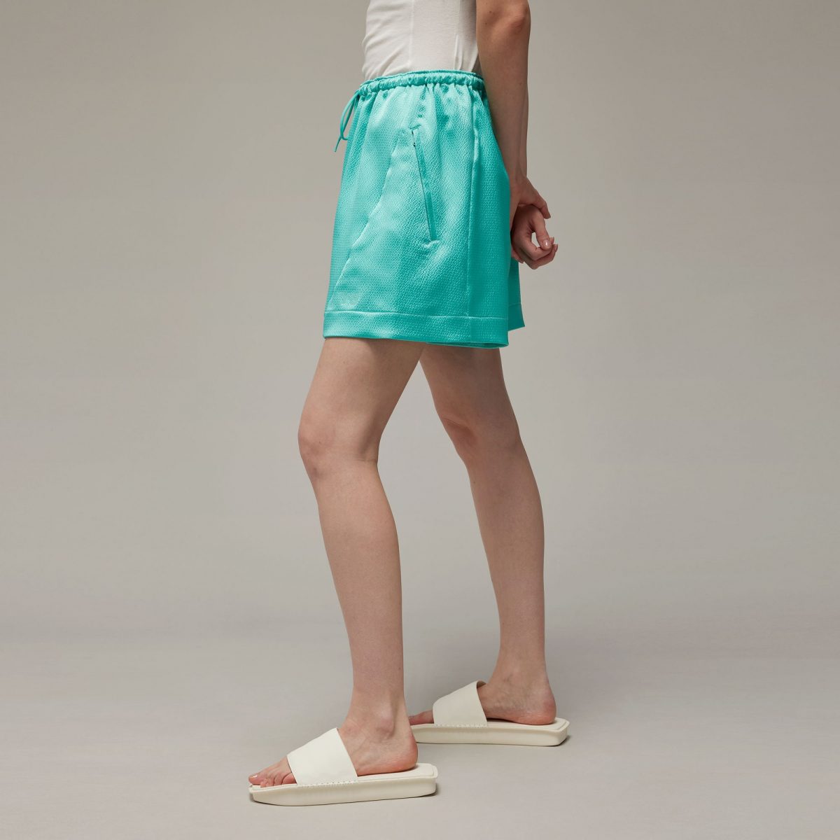 Женские шорты adidas TECH SEERSUCKER SHORTS фотография