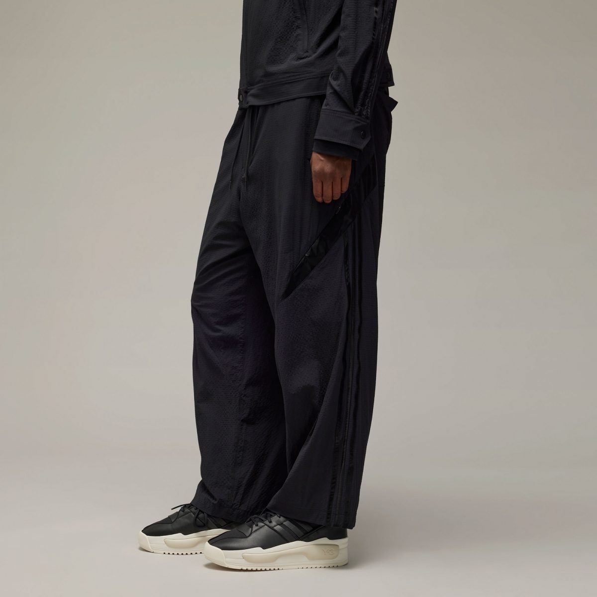 Мужские брюки adidas 3-STRIPES NYLON PANTS фотография