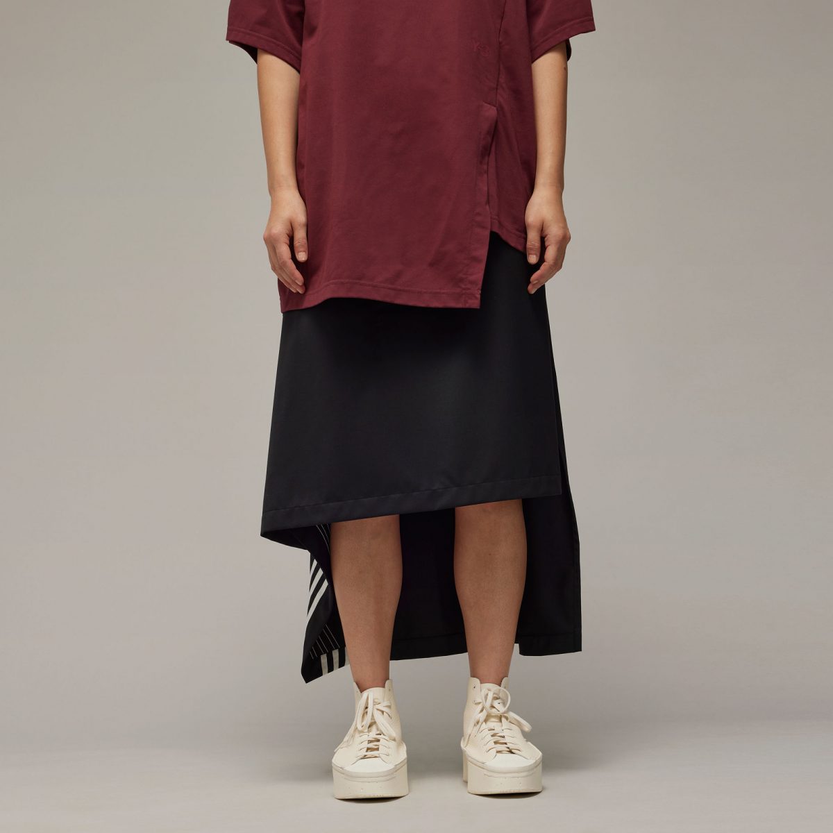 Женская юбка adidas REFINED WOVEN SKIRT фото