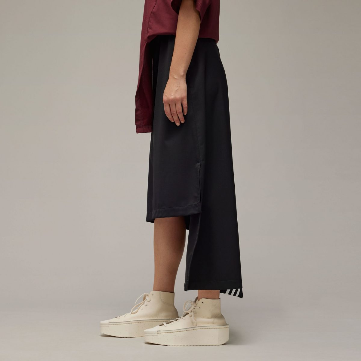 Женская юбка adidas REFINED WOVEN SKIRT фотография