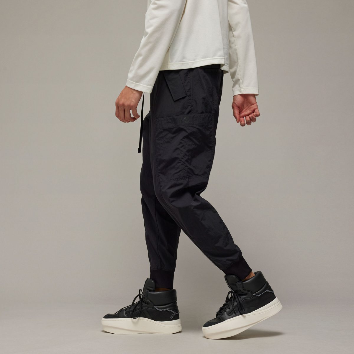 Мужские брюки adidas CRINKLE NYLON CUFFED PANTS черные фотография