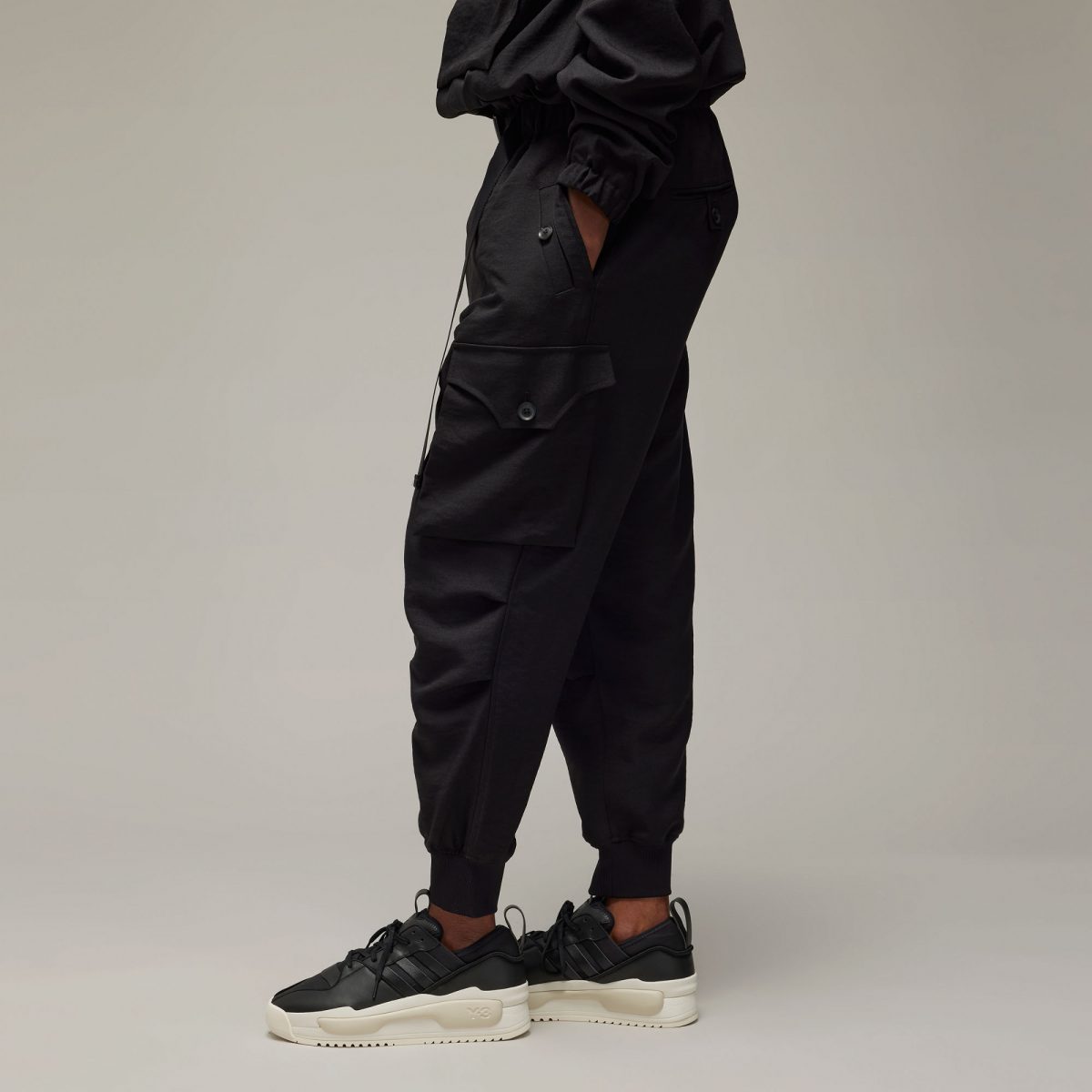 Мужские брюки adidas UNIFORM CUFFED CARGO PANTS фотография
