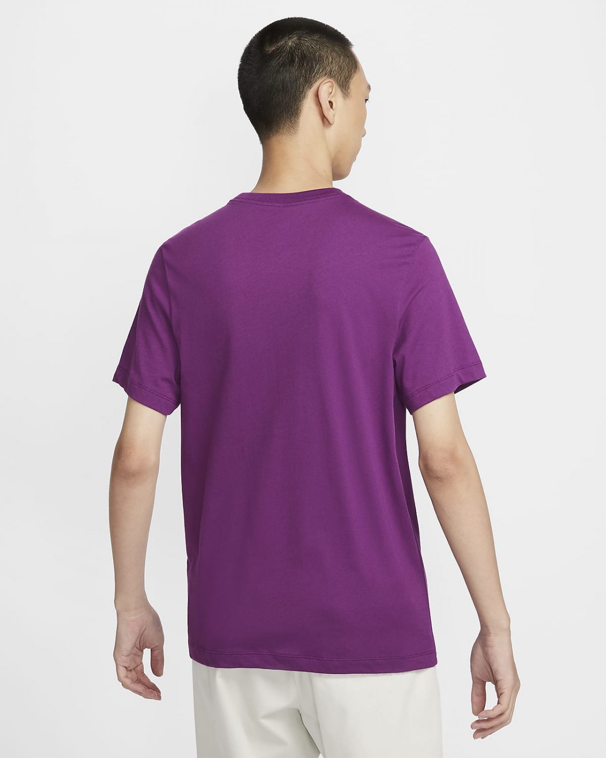 Мужская футболка Nike Sportswear Club фиолетовая фотография