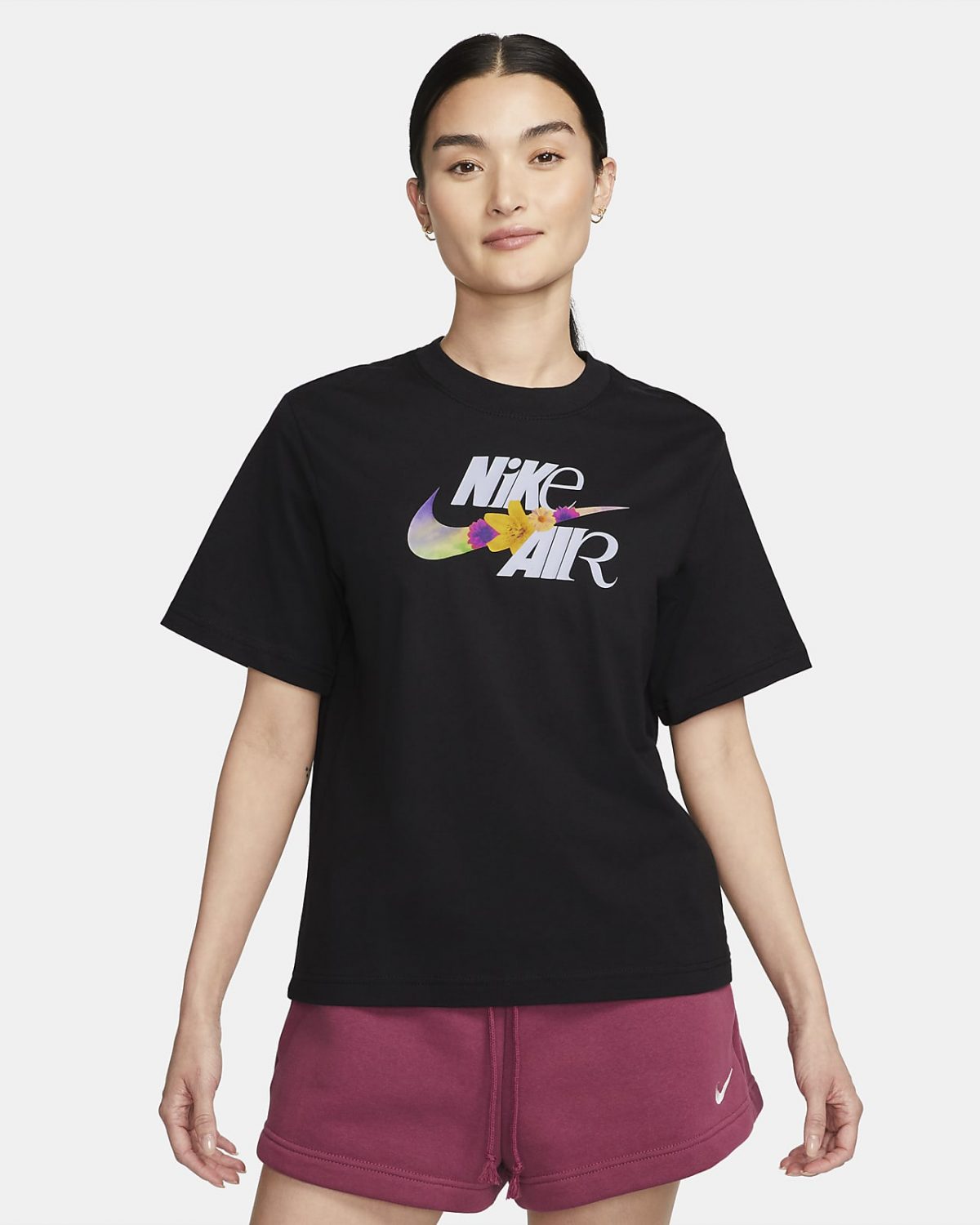 Женская футболка Nike Sportswear черная фото