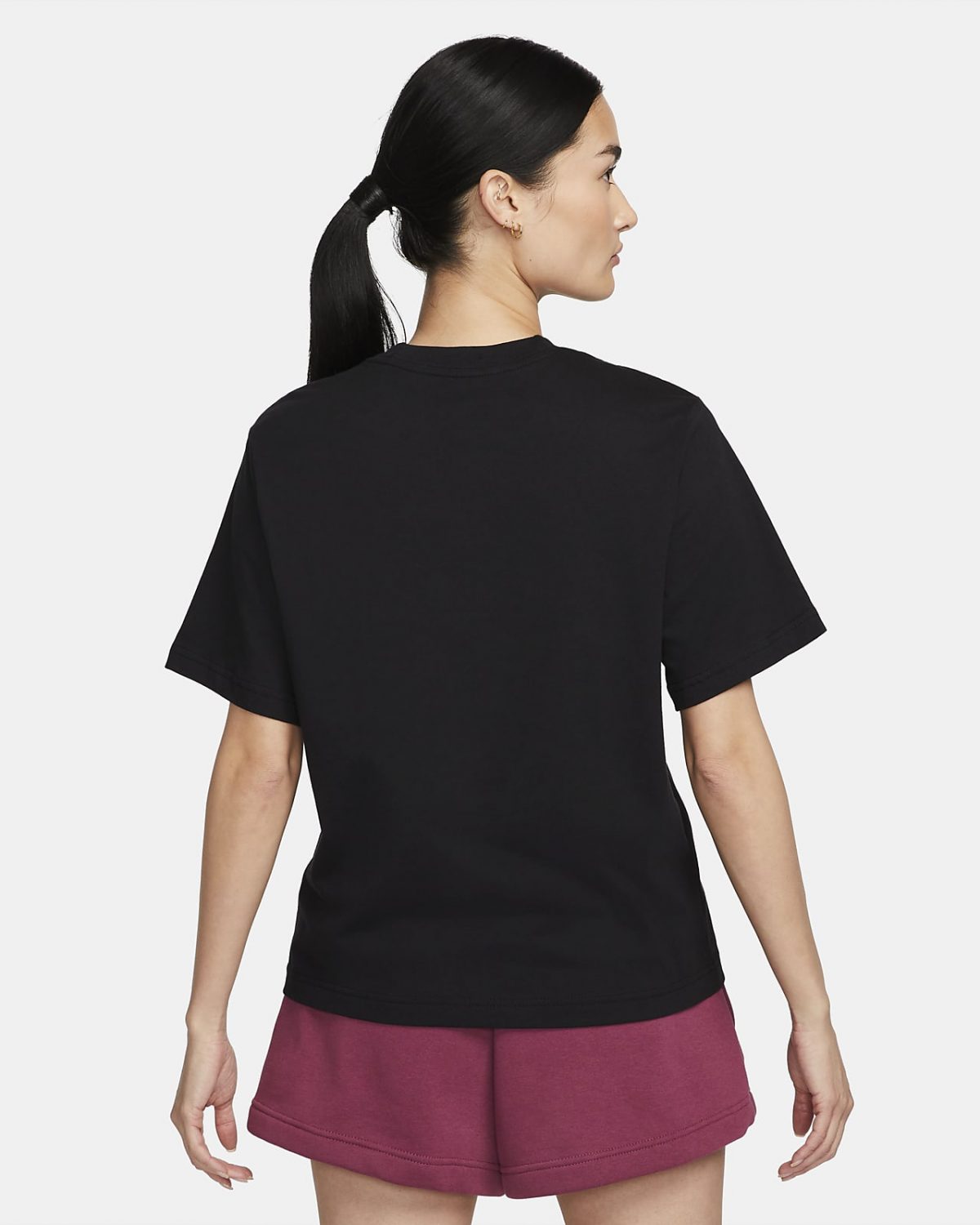 Женская футболка Nike Sportswear черная фотография