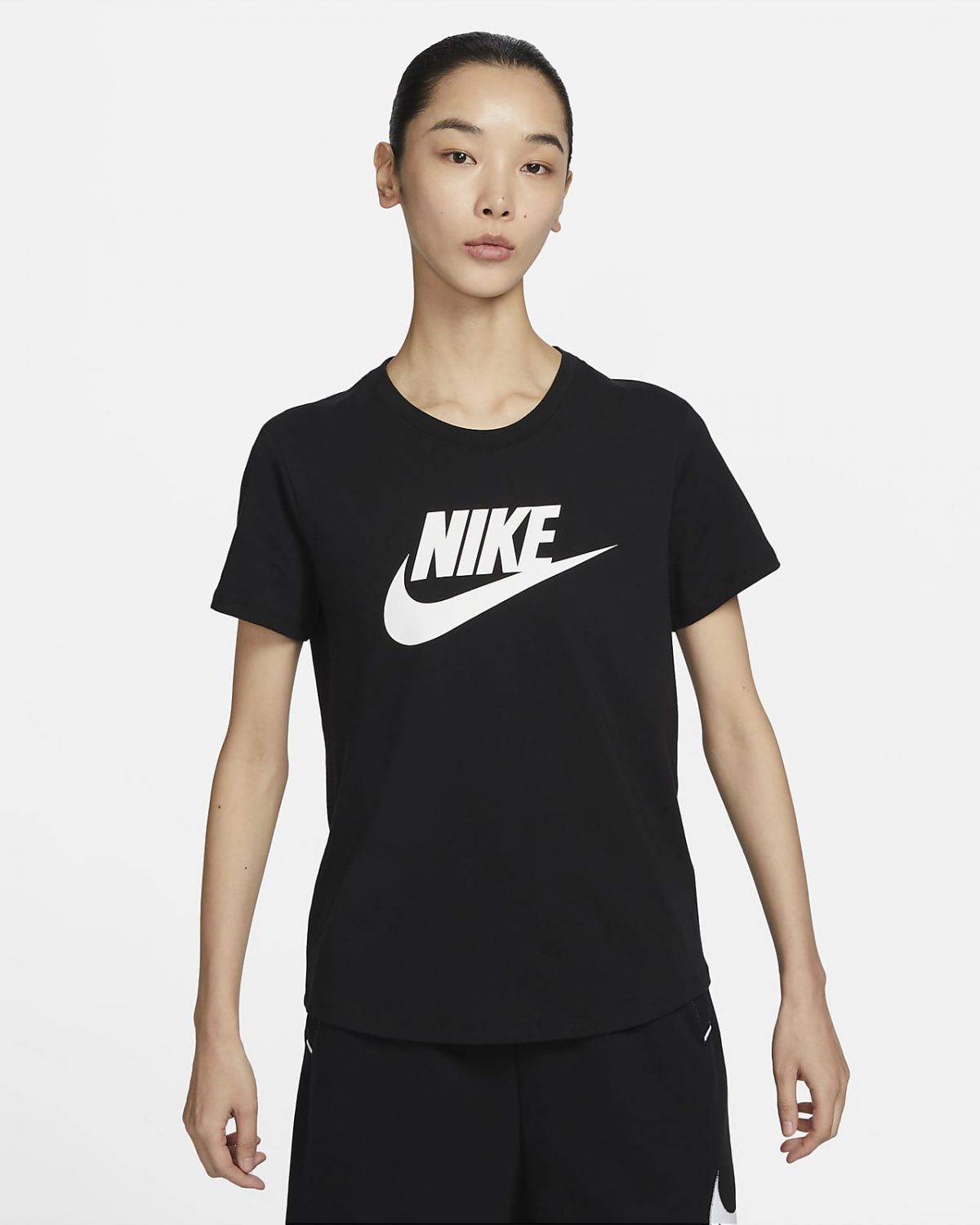 Женская футболка Nike Sportswear Essentials черная фото