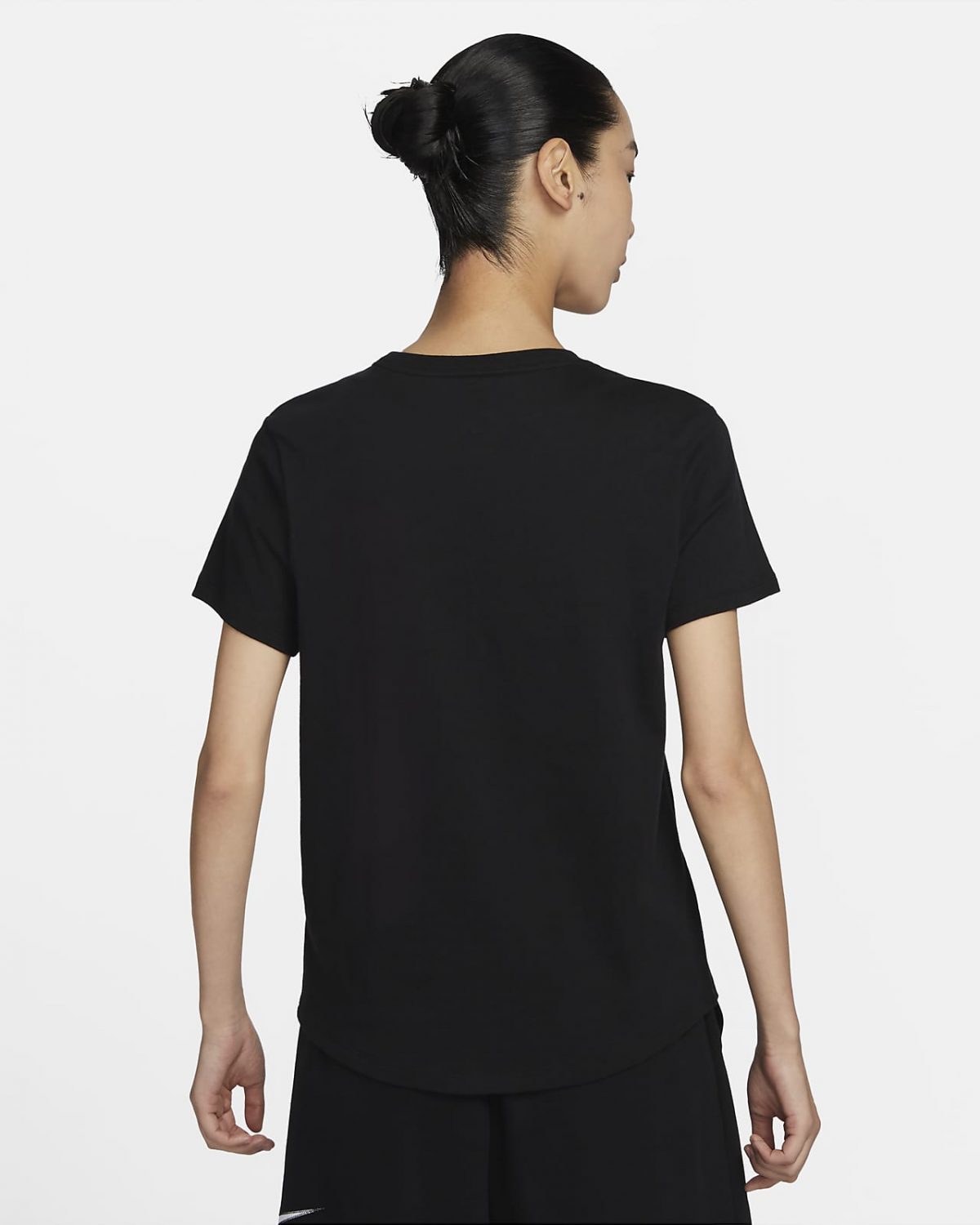 Женская футболка Nike Sportswear Essentials черная фотография