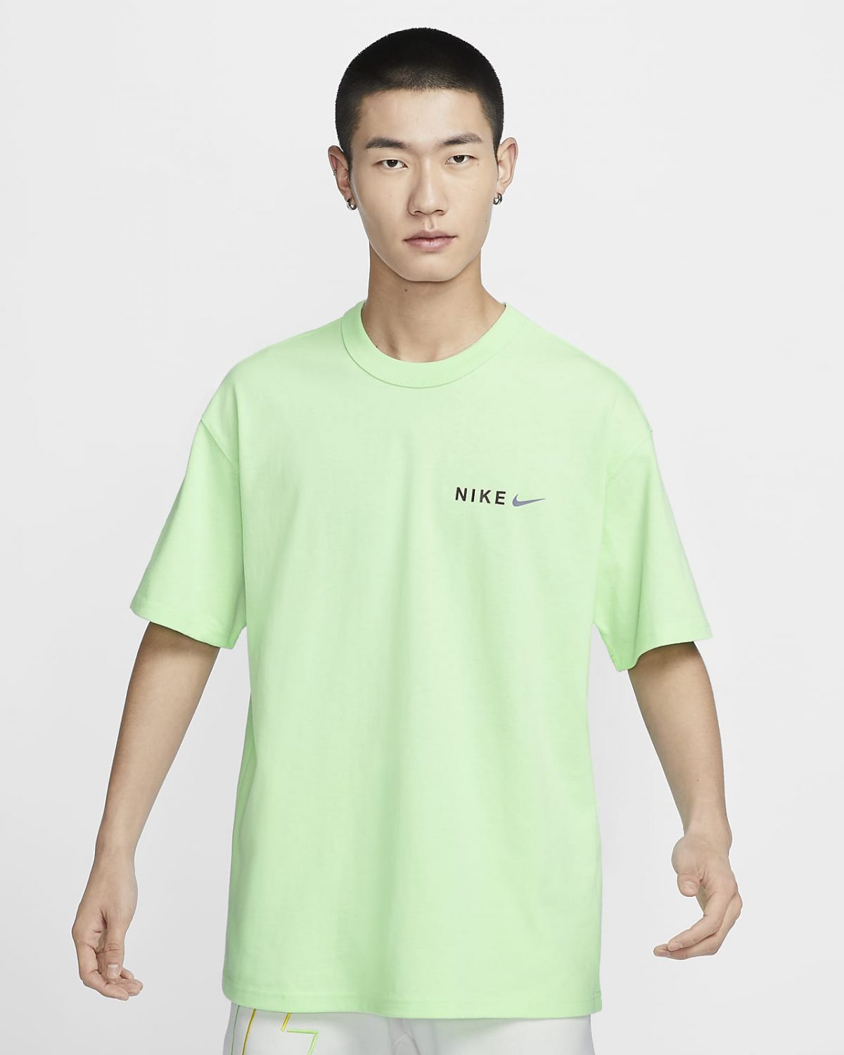 Мужская футболка Nike Sportswear Premium Essentials зеленая фото