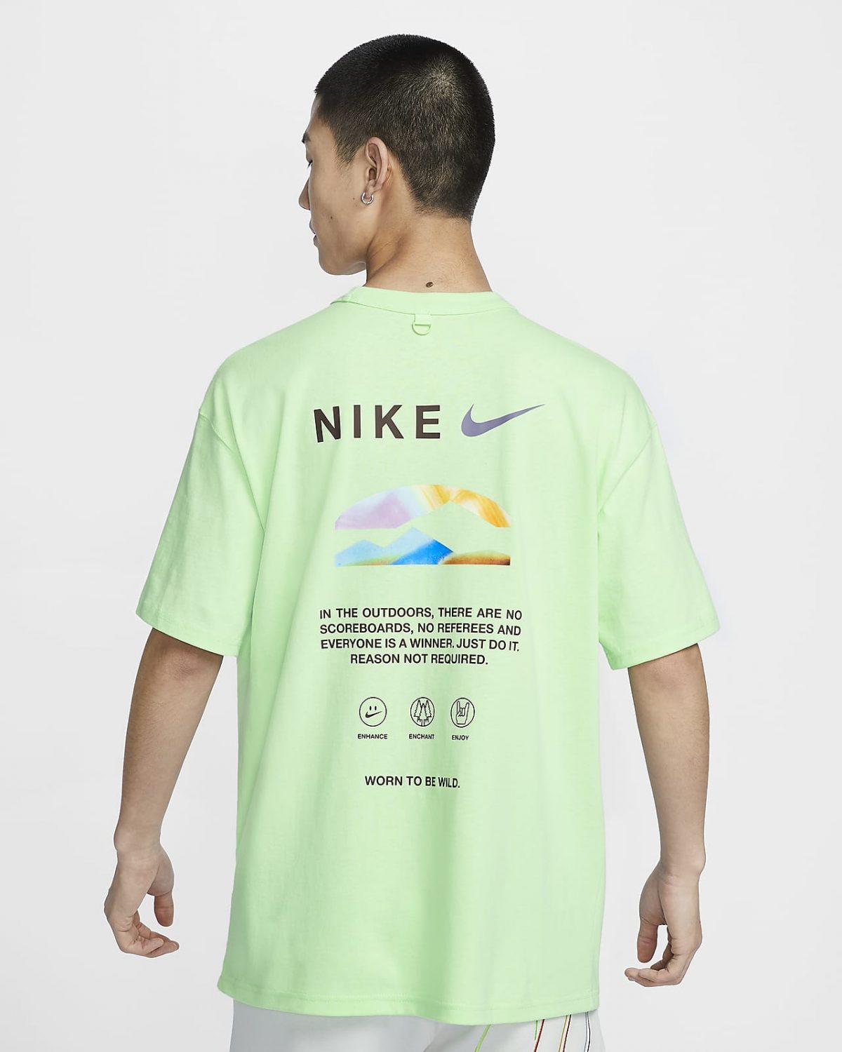 Мужская футболка Nike Sportswear Premium Essentials зеленая фотография