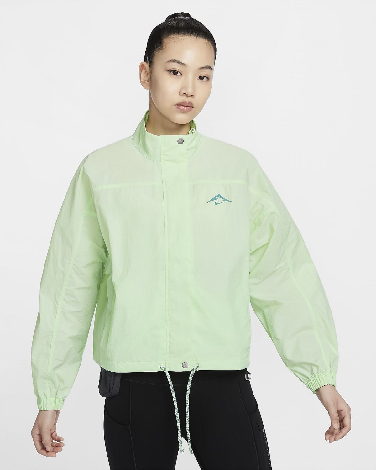 Женская куртка Nike Trail зеленая фото