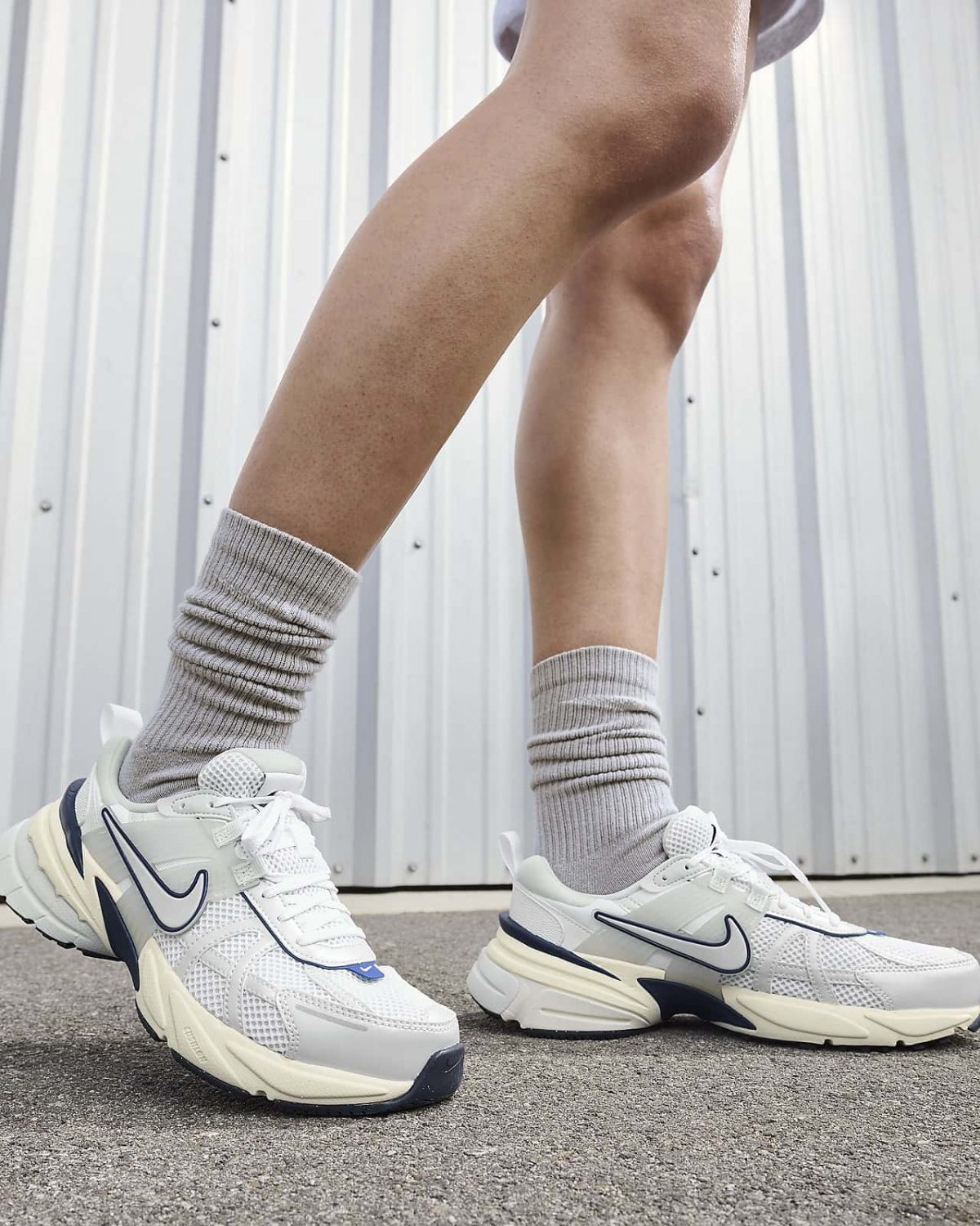 Кроссовки Nike V2K Run белые фотография