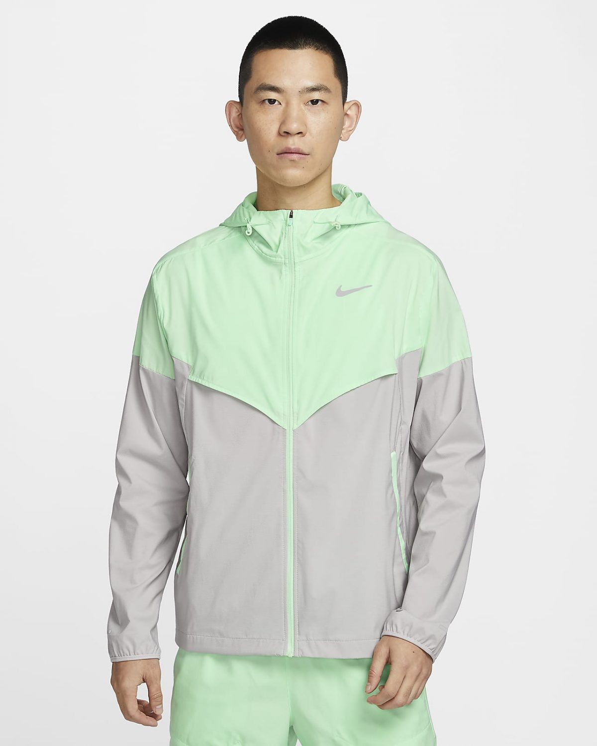 Мужская куртка Nike Windrunner зеленая фото