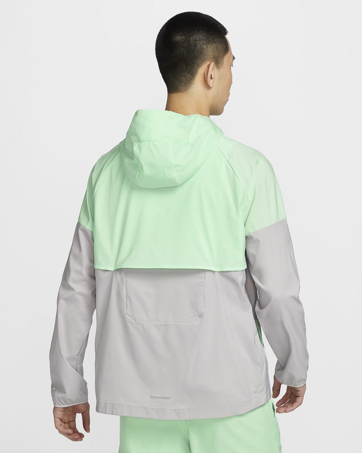 Мужская куртка Nike Windrunner зеленая фотография