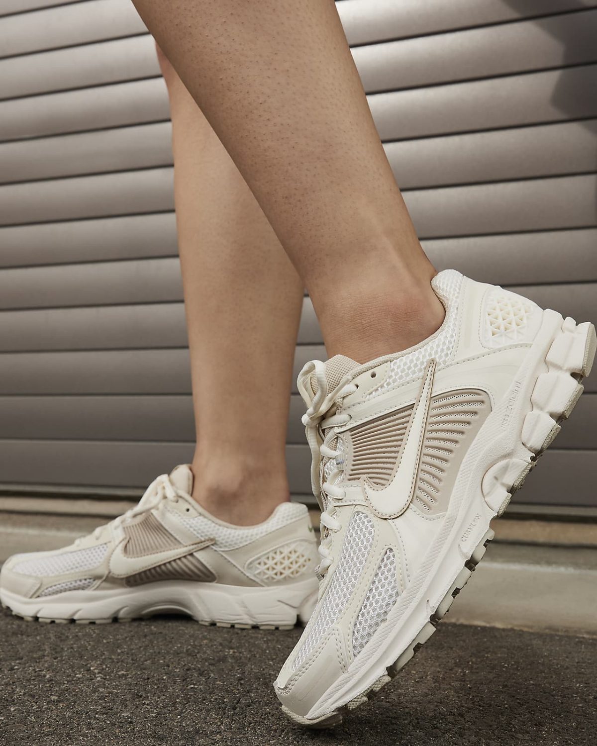 Женские кроссовки Nike Zoom Vomero 5 белые фотография