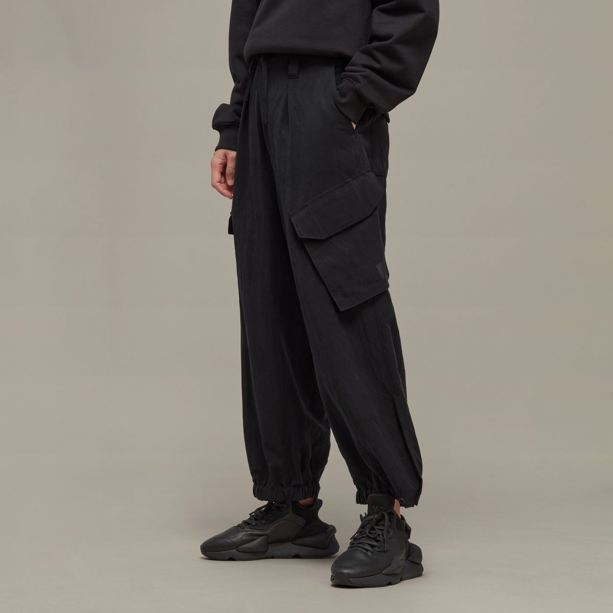 Женские брюки adidas CRINKLE TWILL CARGO PANTS фотография
