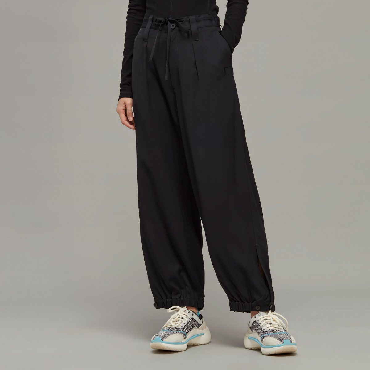 Женские брюки adidas ELEGANT WOVEN CARGO PANTS фото