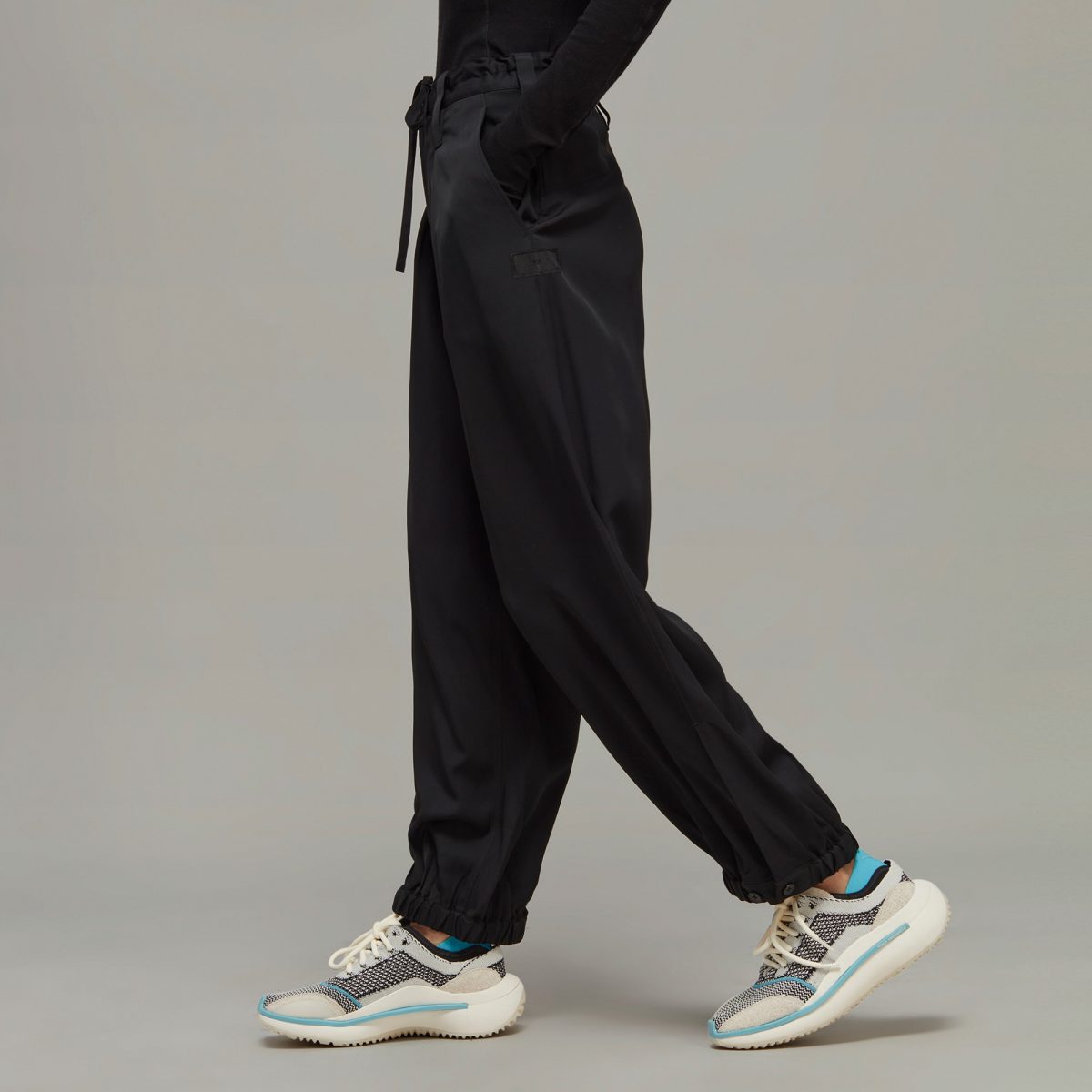 Женские брюки adidas ELEGANT WOVEN CARGO PANTS фотография