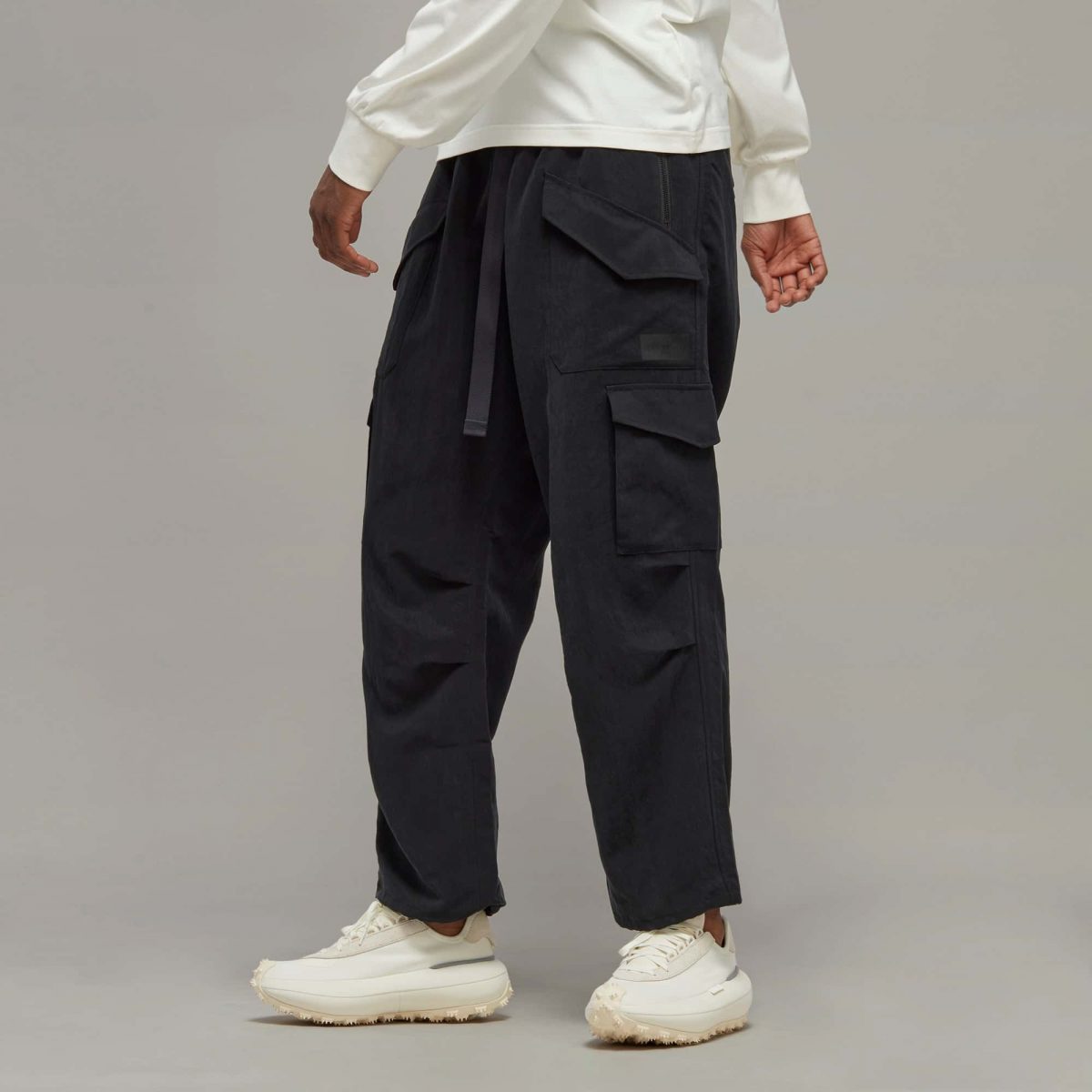 Брюки adidas UTILITY CARGO PANTS фотография