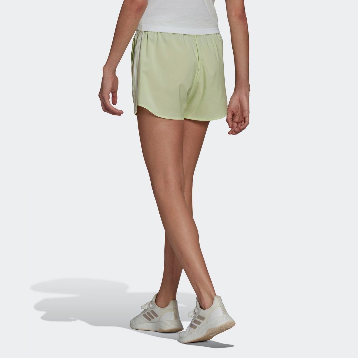 Женские шорты adidas PRIMEBLUE DESIGNED 2 MOVE SHORTS фотография