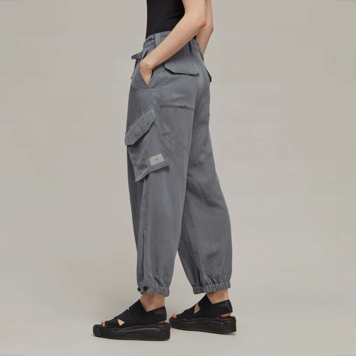 Женские брюки adidas CRINKLE TWILL CARGO PANTS фотография
