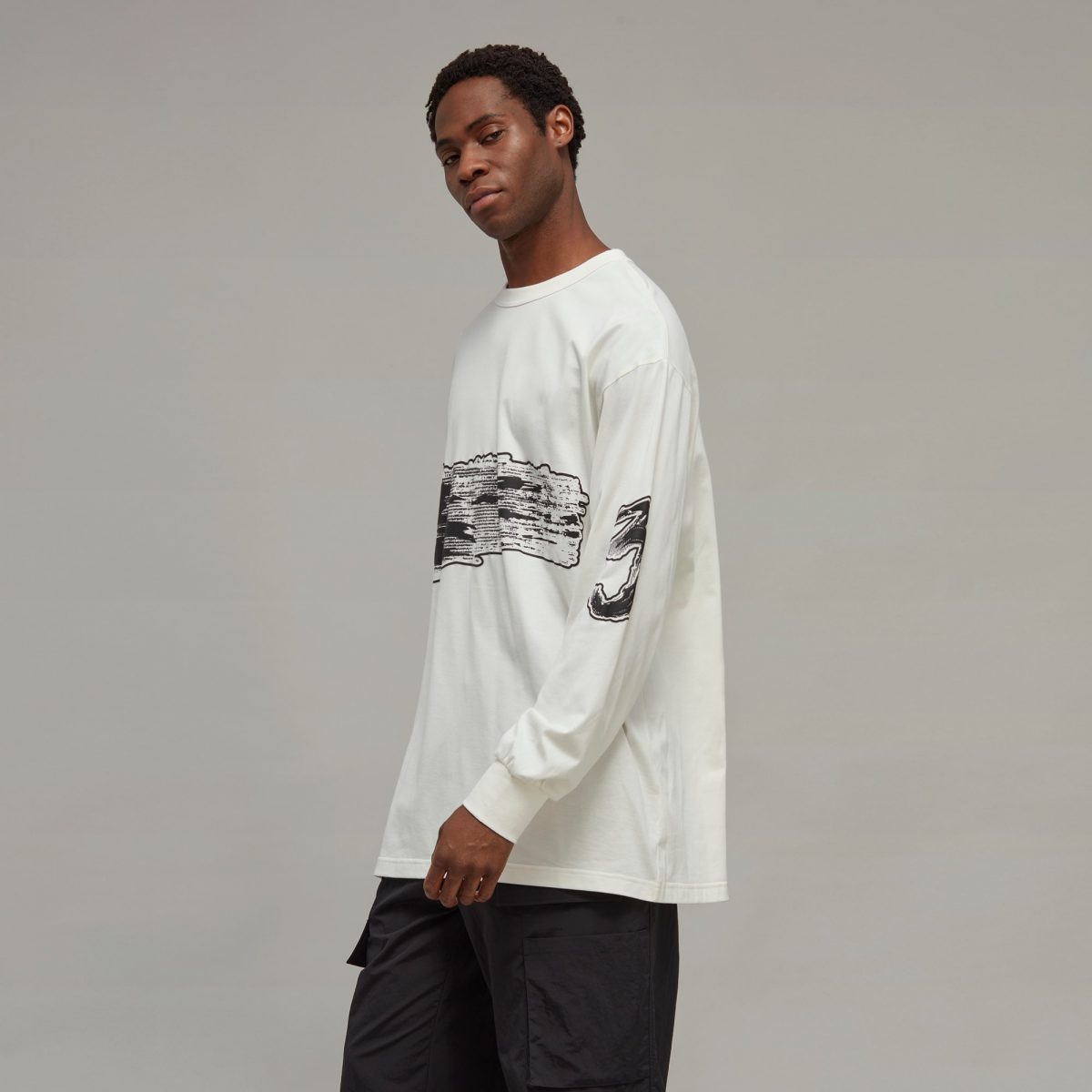 Футболка adidas GRAPHIC LOGO LONG SLEEVE TEE фотография