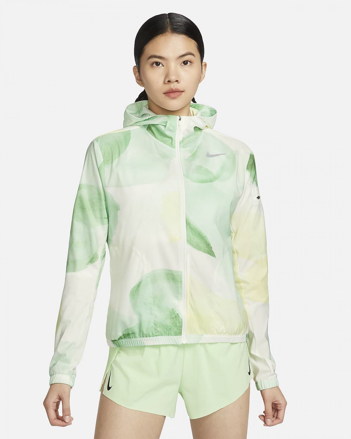 Женская куртка Nike Impossibly Light белая фото