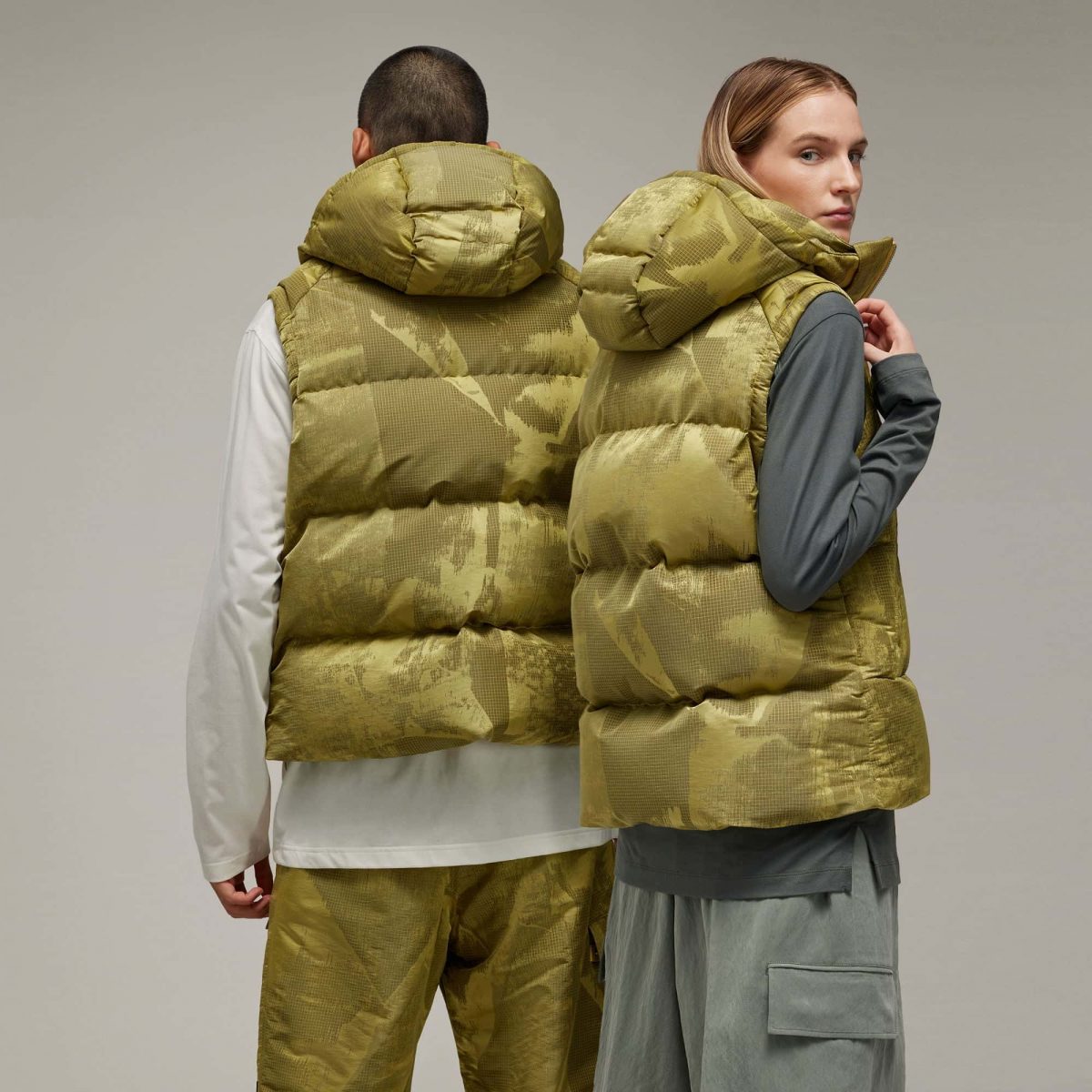 Жилет adidas GRAPHIC PUFFER VEST фотография