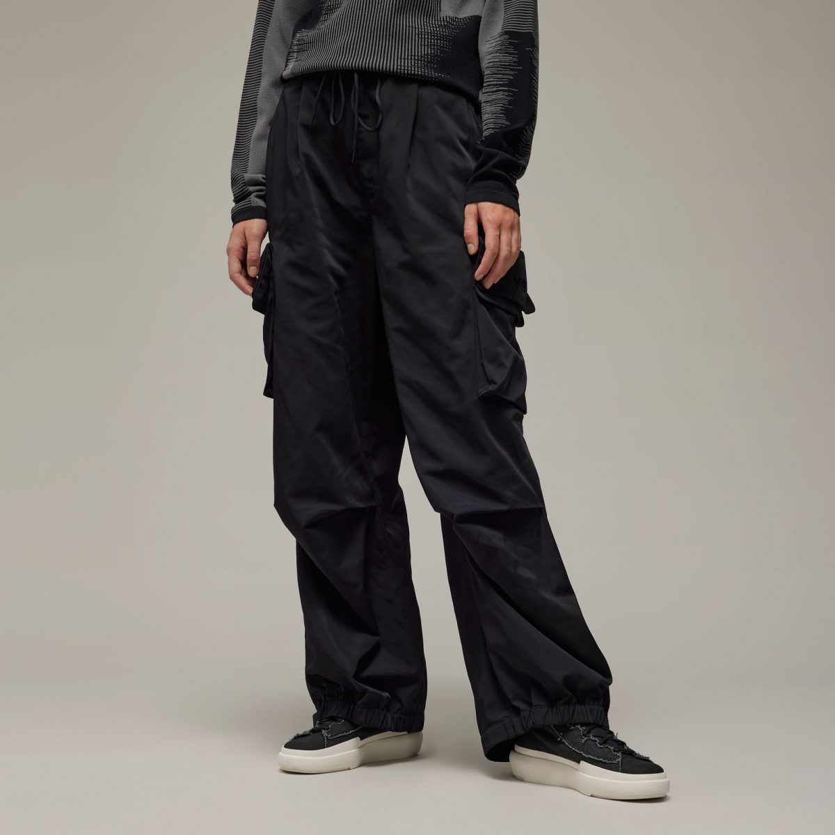Женские брюки adidas TWILL CARGO PANTS Черные фото