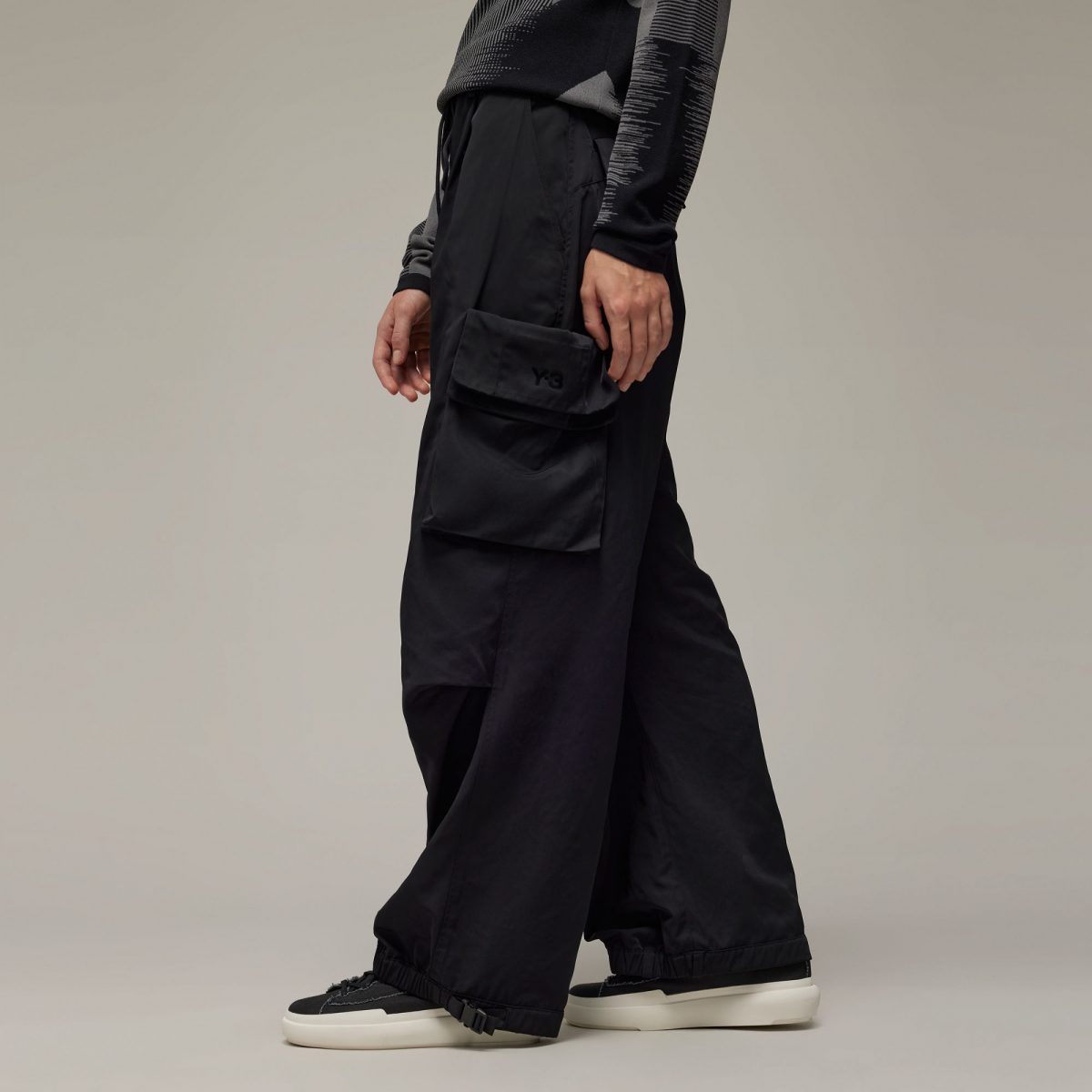 Женские брюки adidas TWILL CARGO PANTS Черные фотография