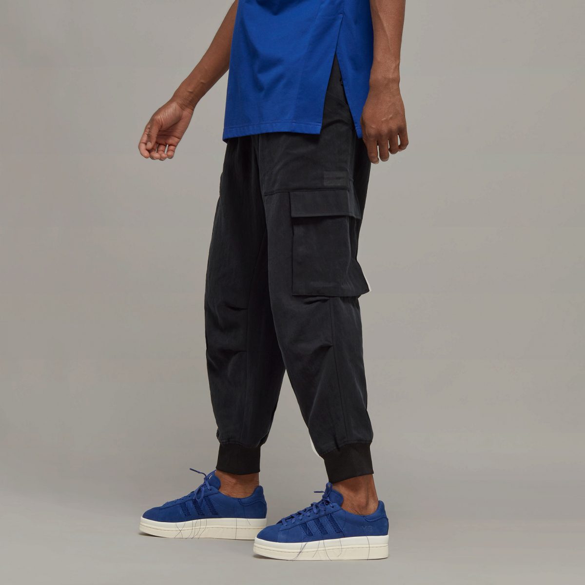 Брюки adidas UTILITY CUFFED CARGO PANTS фотография